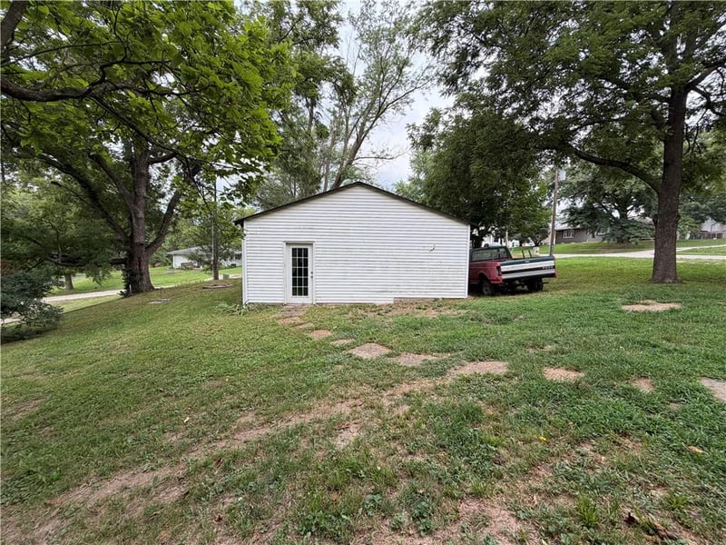 411 2nd St, Dearborn, MO 64439