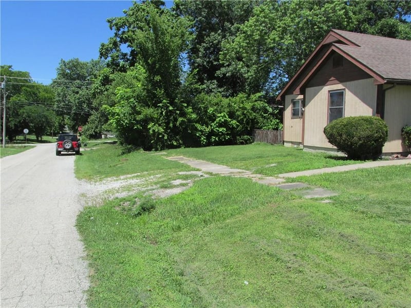 214 W 7th St, Cameron, MO 64429