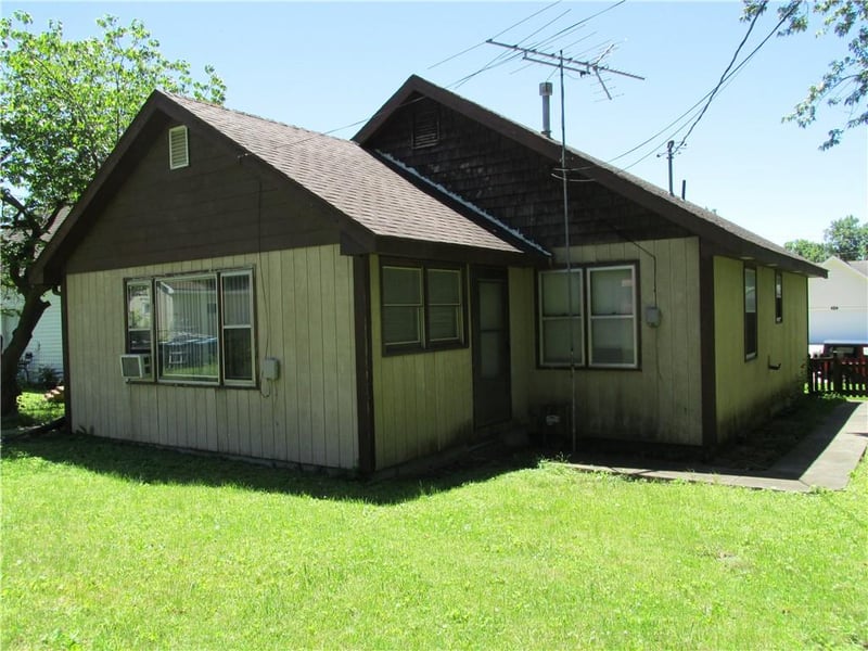 214 W 7th St, Cameron, MO 64429