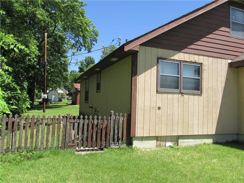 214 W 7th St, Cameron, MO 64429
