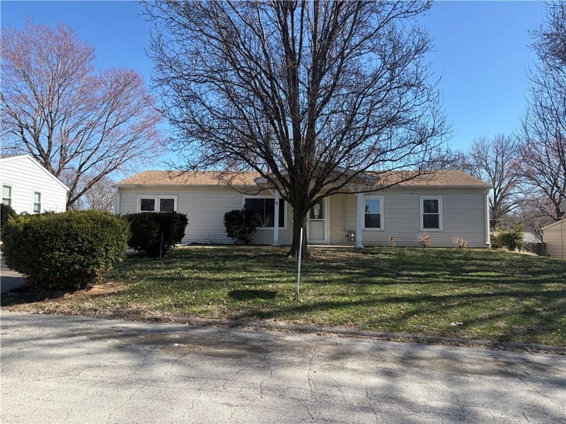 2305 Castle Ln, St Joseph, MO 64503