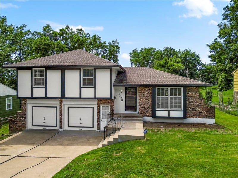 9878 Pennsylvania Ave, Kansas City, MO 64114