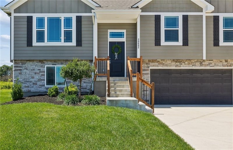 20602 Copper Creek Dr, Peculiar, MO 64078