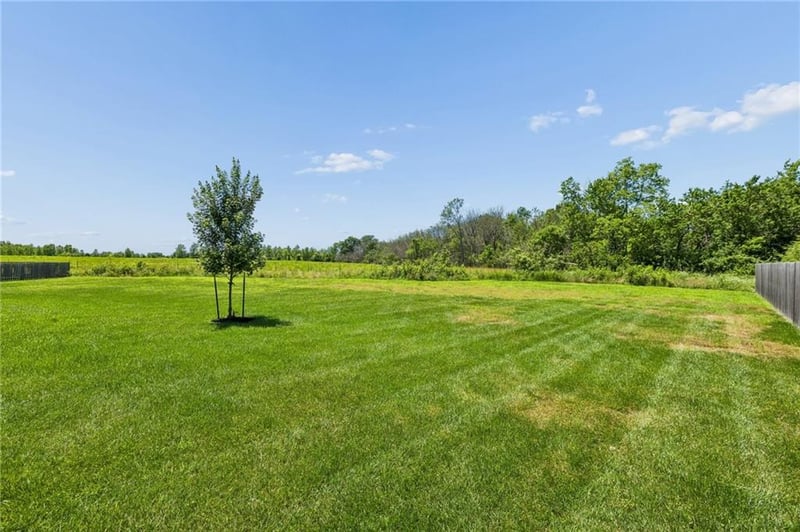 20602 Copper Creek Dr, Peculiar, MO 64078