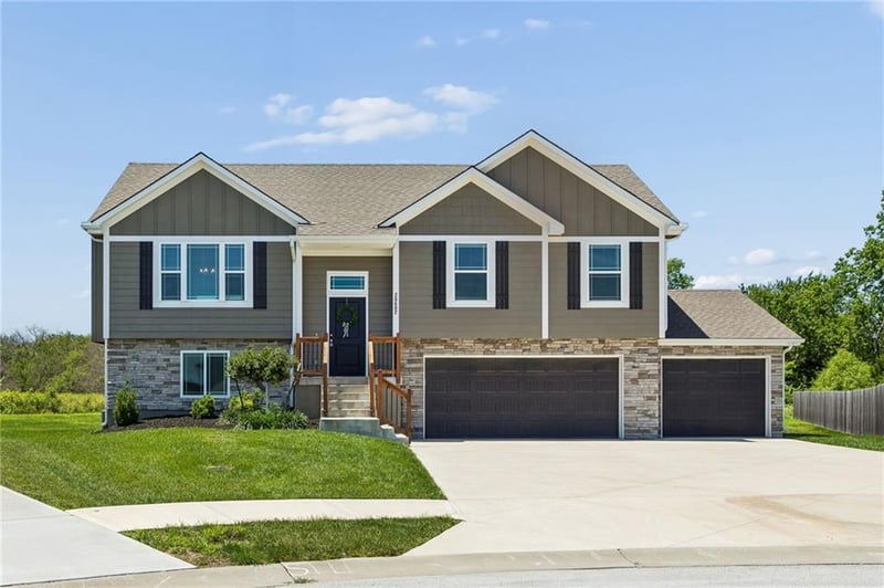 20602 Copper Creek Dr, Peculiar, MO 64078