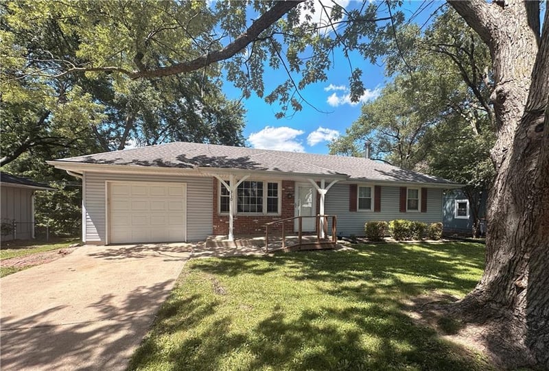310 Glendana St, Lee's Summit, MO 64081