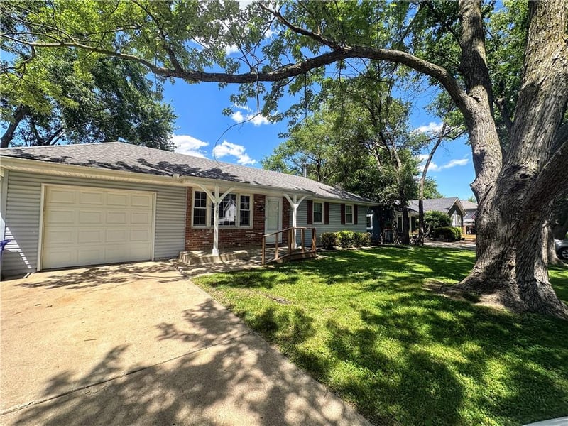 310 Glendana St, Lee's Summit, MO 64081