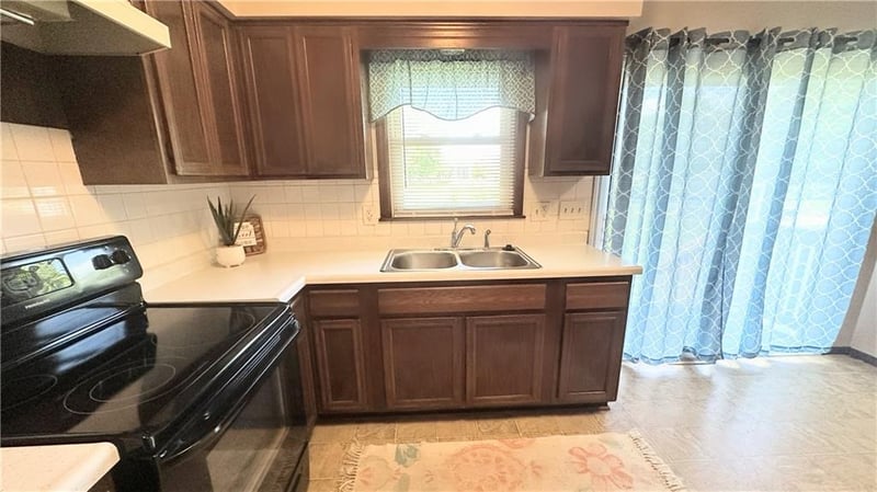 310 Glendana St, Lee's Summit, MO 64081