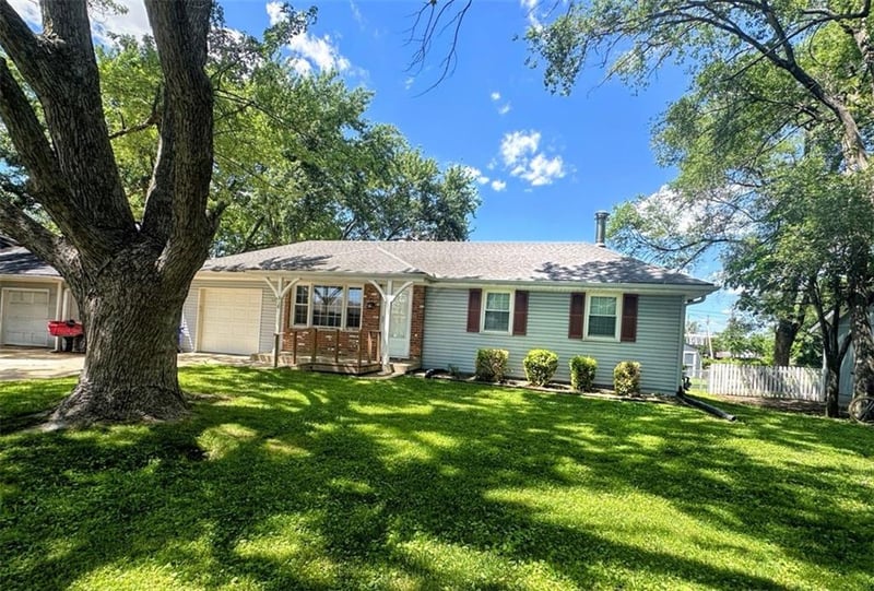 310 Glendana St, Lee's Summit, MO 64081