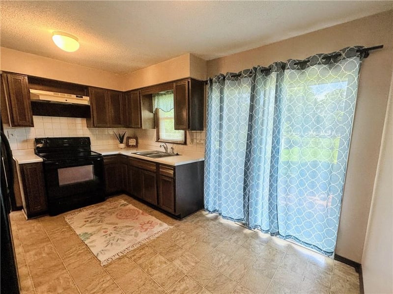 310 Glendana St, Lee's Summit, MO 64081