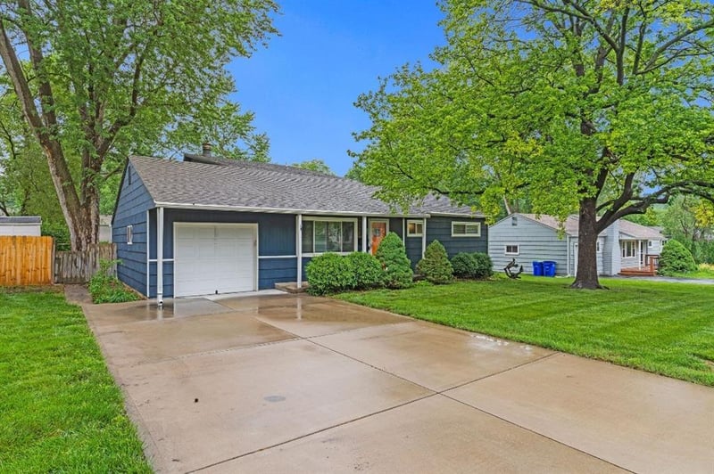 6900 W 72nd Ter, Overland Park, KS 66204