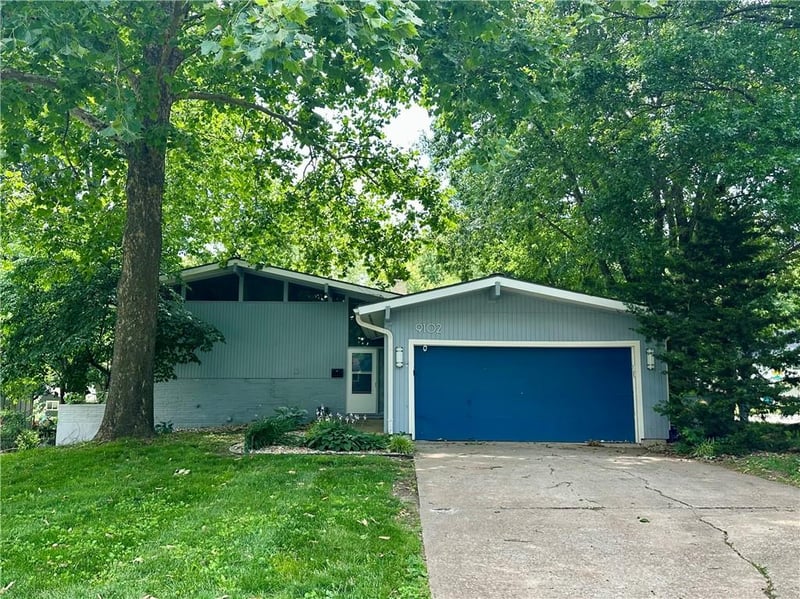 9102 Grant Ln, Overland Park, KS 66212