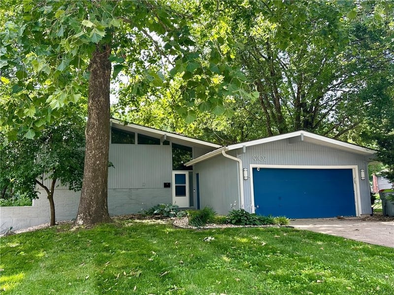 9102 Grant Ln, Overland Park, KS 66212