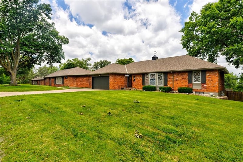 12162 39th Ter, Independence, MO 64052