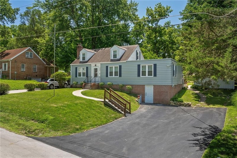 2206 Dewey St, St Joseph, MO 64505