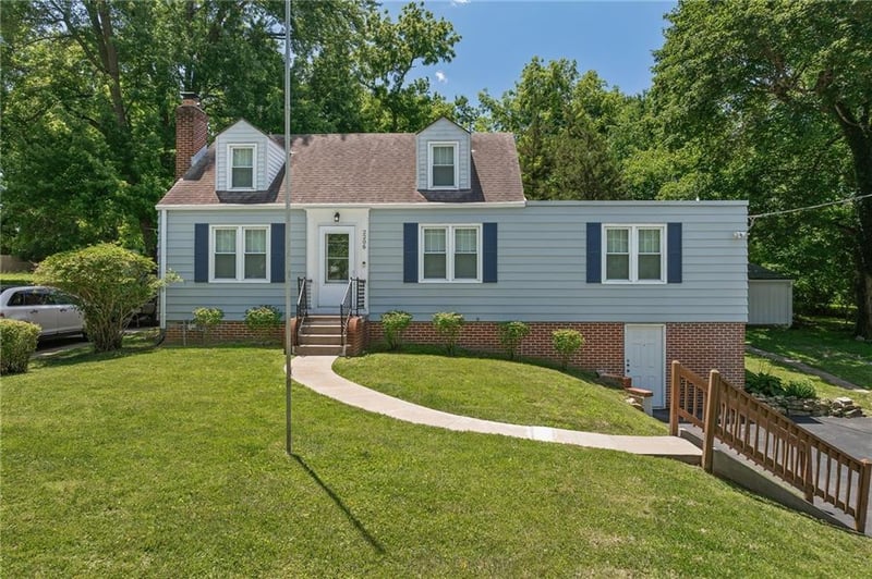 2206 Dewey St, St Joseph, MO 64505