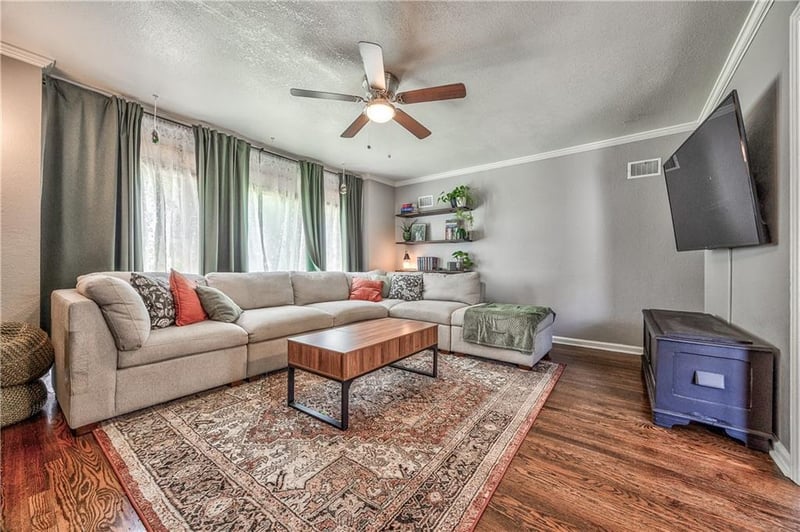 1176 E 77th Ter, Kansas City, MO 64131