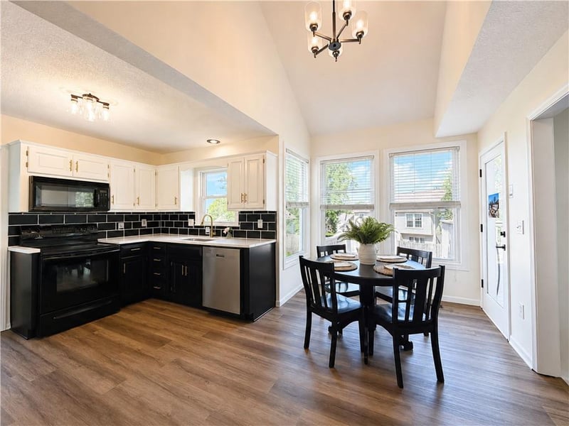 824 Elk Ln, Bonner Springs, KS 66012
