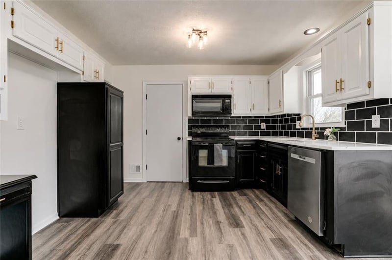 824 Elk Ln, Bonner Springs, KS 66012
