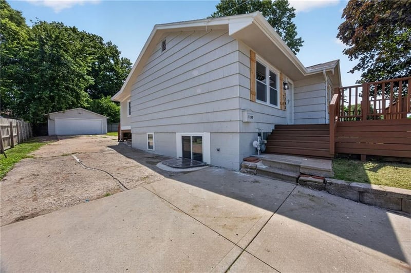 1243 Mccoy St, Independence, MO 64055