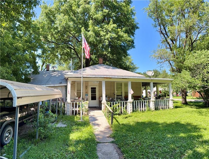 126 9th St, Leroy, KS 66857