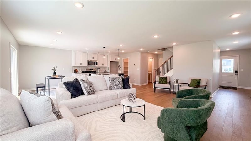 707 Glenn Cir, Raymore, MO 64083