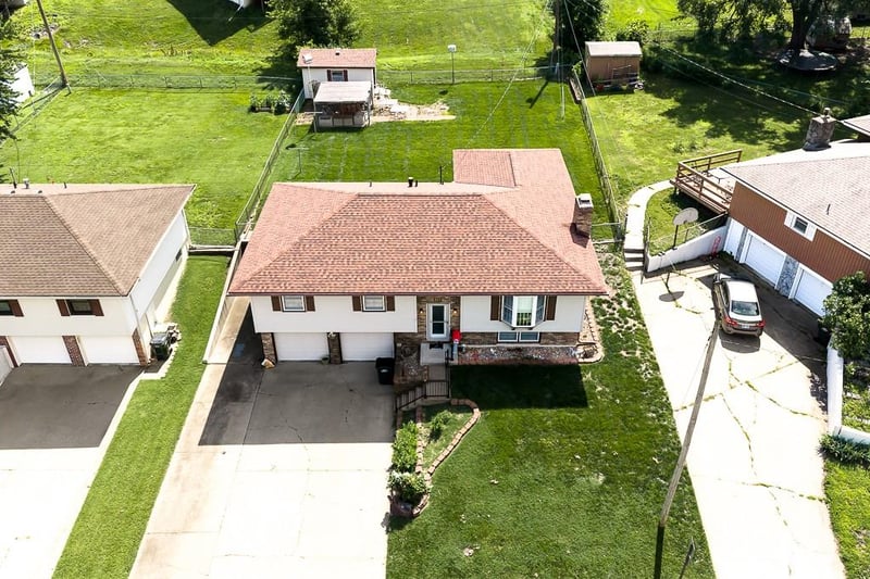 260 Holiday Dr, Lansing, KS 66043