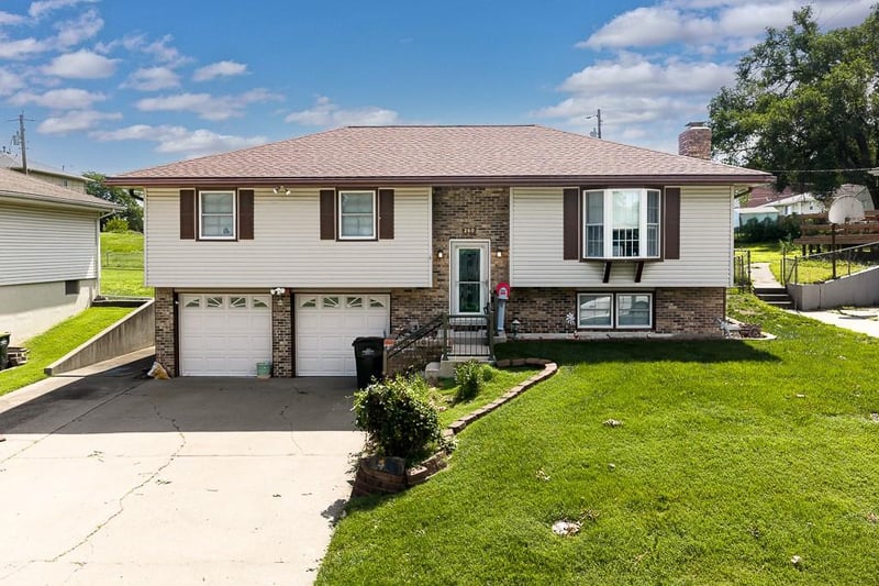 260 Holiday Dr, Lansing, KS 66043