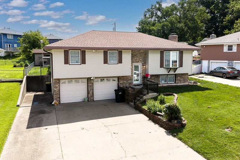 260 Holiday Dr, Lansing, KS 66043