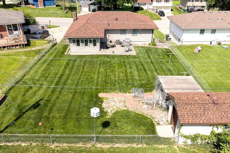 260 Holiday Dr, Lansing, KS 66043