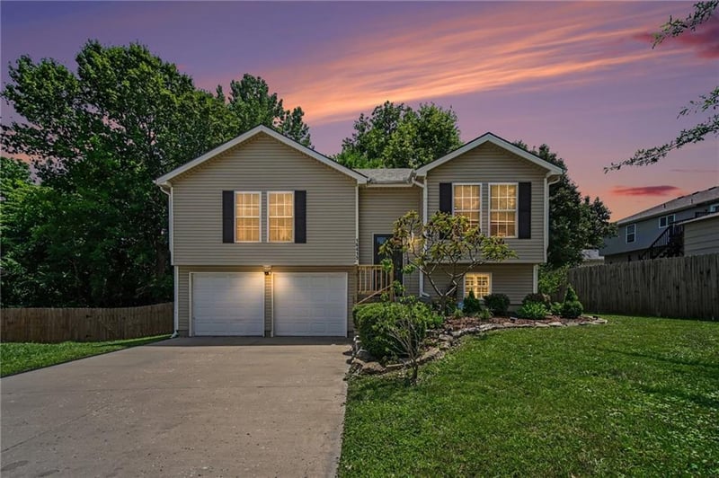 16415 4th St, Independence, MO 64056