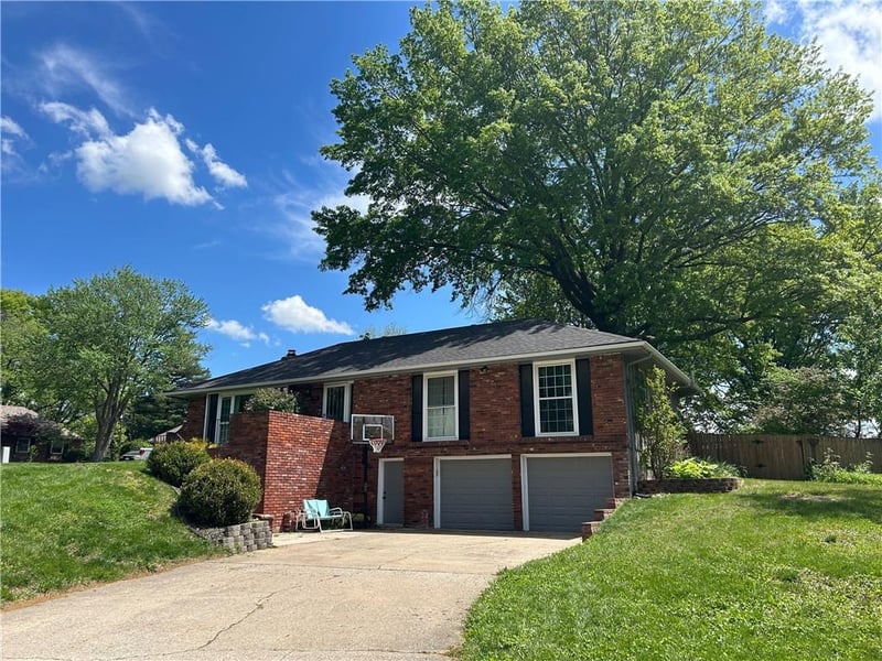 921 Glen Haven Cir, Liberty, MO 64068