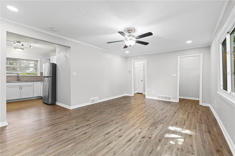 2320 76th St, Prairie Village, KS 66208