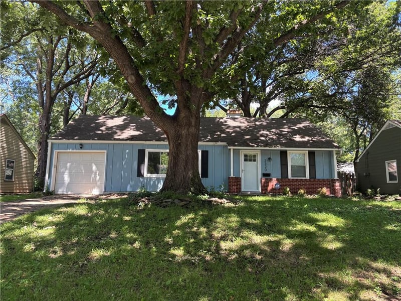 2320 76th St, Prairie Village, KS 66208