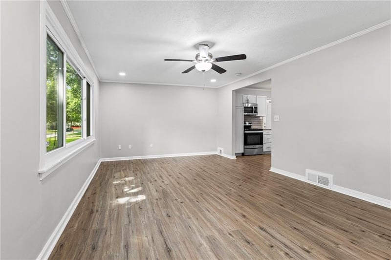 2320 76th St, Prairie Village, KS 66208