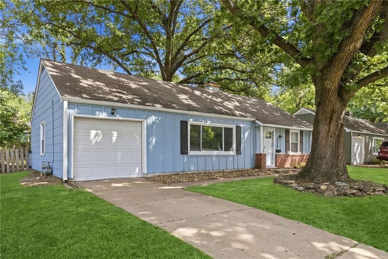 2320 76th St, Prairie Village, KS 66208