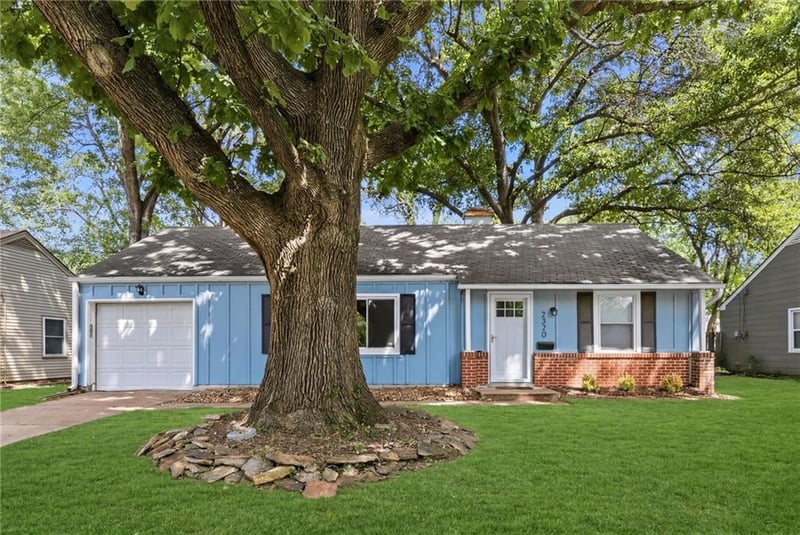 2320 76th St, Prairie Village, KS 66208