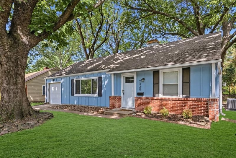 2320 76th St, Prairie Village, KS 66208