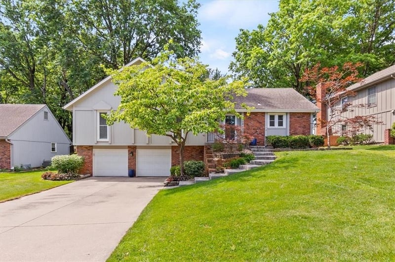 10819 W 102nd St, Overland Park, KS 66214
