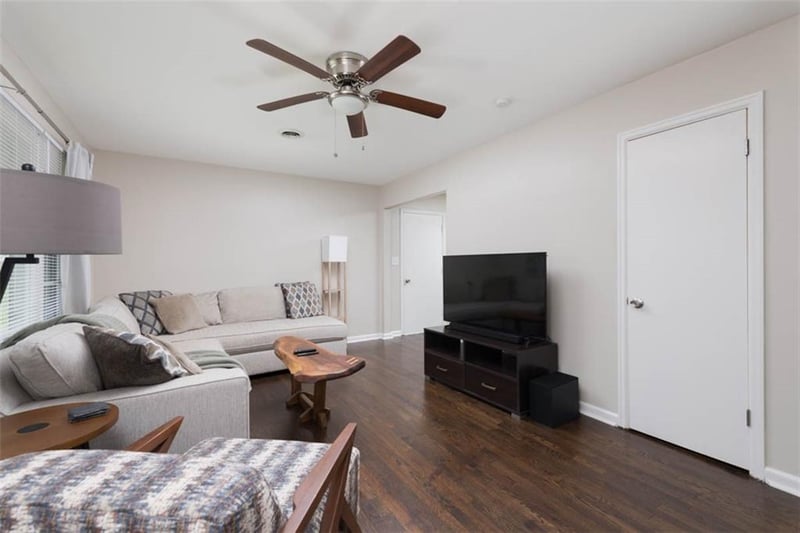 9103 Central St, Kansas City, MO 64114