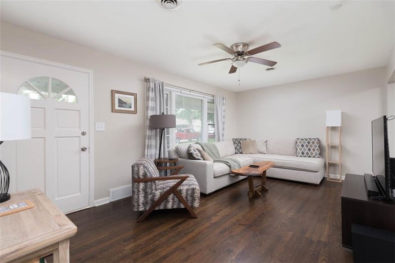 9103 Central St, Kansas City, MO 64114