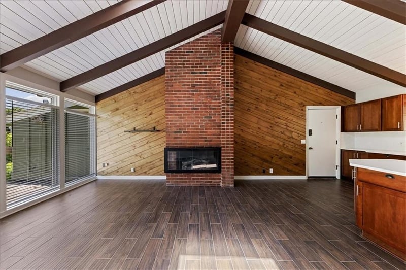 7637 Colonial Dr, Prairie Village, KS 66208