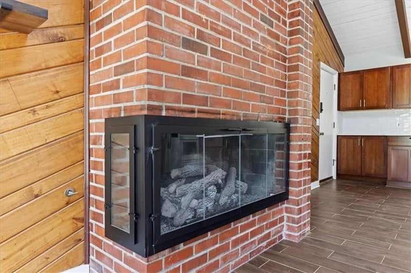 7637 Colonial Dr, Prairie Village, KS 66208