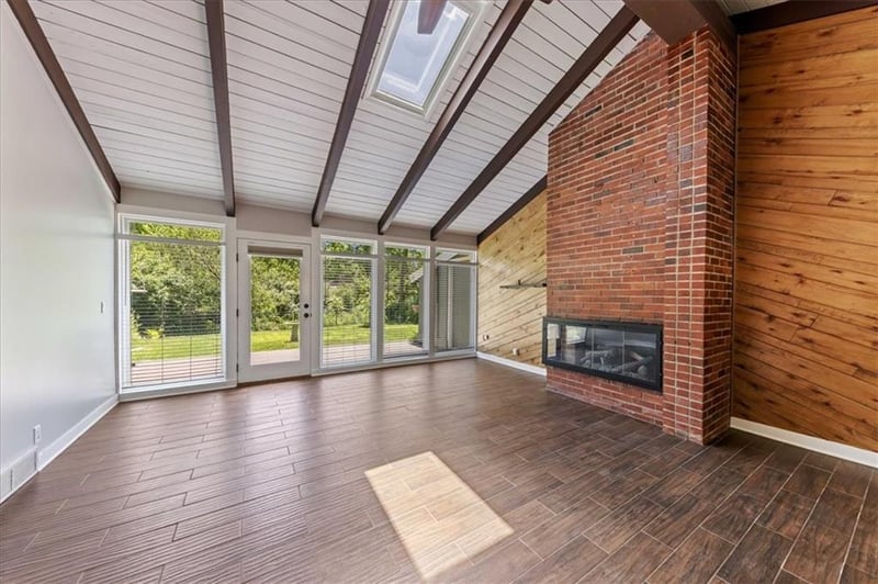 7637 Colonial Dr, Prairie Village, KS 66208