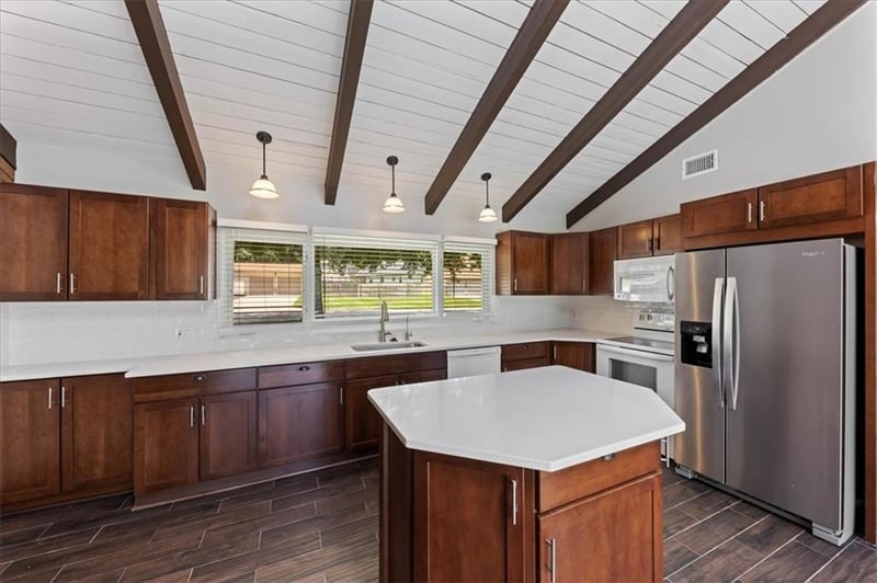 7637 Colonial Dr, Prairie Village, KS 66208