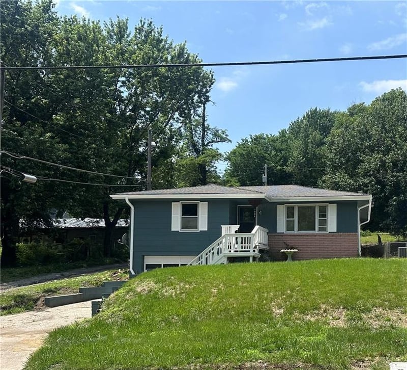 1906 22nd St, St Joseph, MO 64507