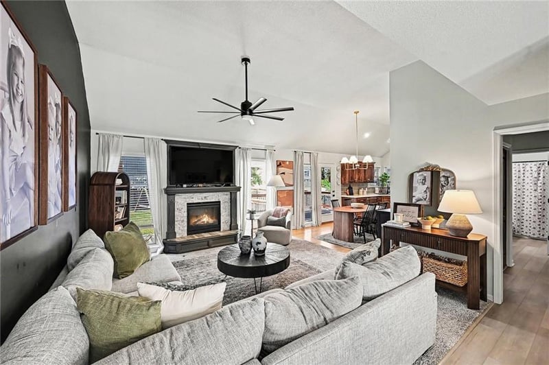 1857 Shannon Dr, Liberty, MO 64068