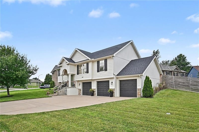 1857 Shannon Dr, Liberty, MO 64068