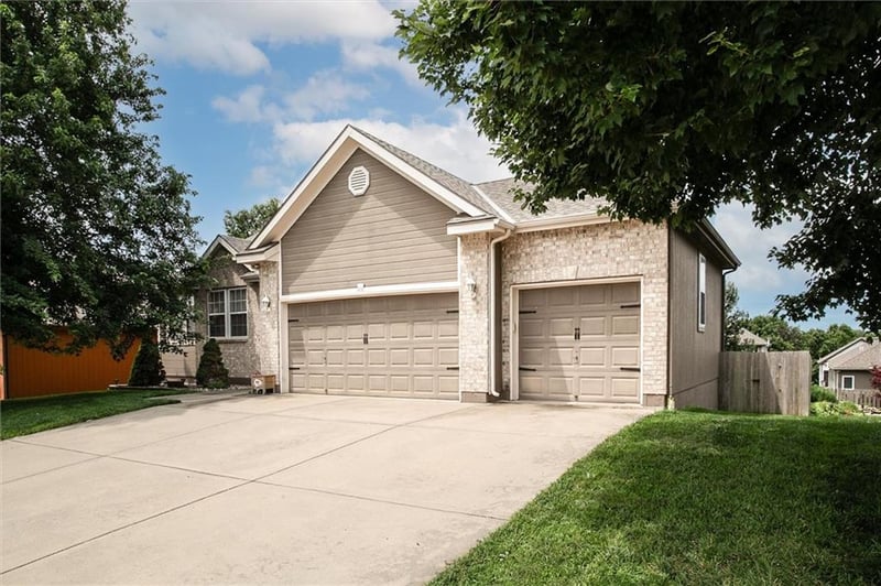 406 Briar Ln, Kearney, MO 64060