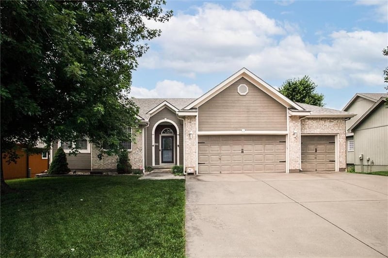 406 Briar Ln, Kearney, MO 64060
